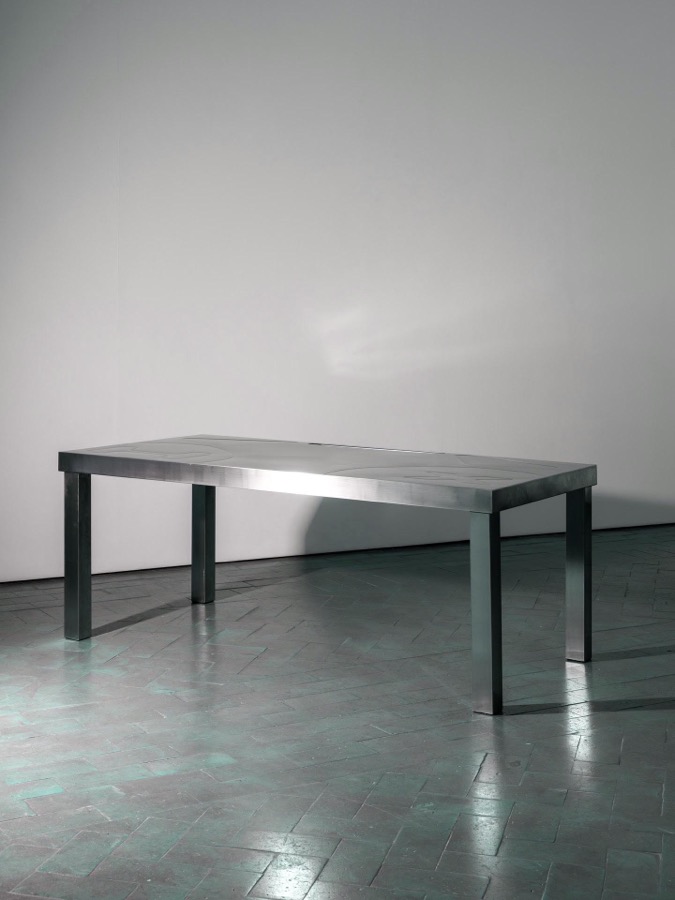 inohx workstation in shadowed gallery space